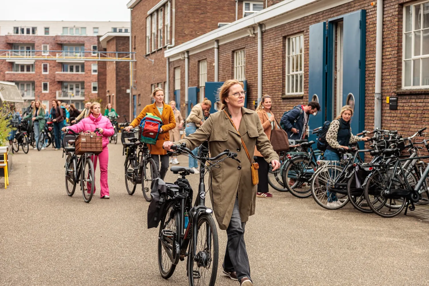 collega's PCBO Amersfoort komen met de fiets aan op studiedag