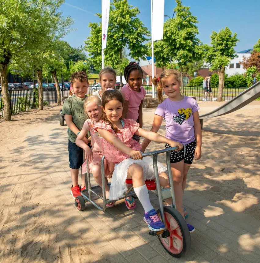 leerlingen tijdens pauze buiten spelen